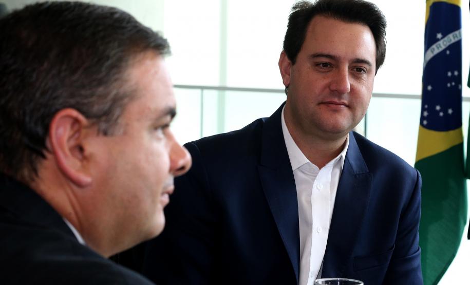 Reunião do governador Carlos Massa Ratinho Junior com a ministra de Indústria e Comércio do Paraguai, Liz Cramer; o governador do Departamento de Misiones, Carlos Arrechea Ortíz; o cônsul-geral do Paraguai no Brasil, Carlos José Fleitas Rodriguez, e empresários.  -  Curitiba, 14/02/2019  -  Foto: Gilson Abreu/ANPr