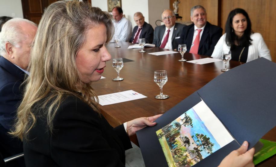 Reunião do governador Carlos Massa Ratinho Junior com a ministra de Indústria e Comércio do Paraguai, Liz Cramer; o governador do Departamento de Misiones, Carlos Arrechea Ortíz; o cônsul-geral do Paraguai no Brasil, Carlos José Fleitas Rodriguez, e empresários.  -  Curitiba, 14/02/2019  -  Foto: Gilson Abreu/ANPr