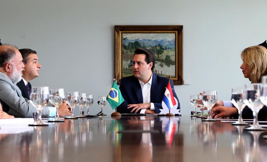 Reunião do governador Carlos Massa Ratinho Junior com a ministra de Indústria e Comércio do Paraguai, Liz Cramer; o governador do Departamento de Misiones, Carlos Arrechea Ortíz; o cônsul-geral do Paraguai no Brasil, Carlos José Fleitas Rodriguez, e empresários.  -  Curitiba, 14/02/2019  -  Foto: Gilson Abreu/ANPr