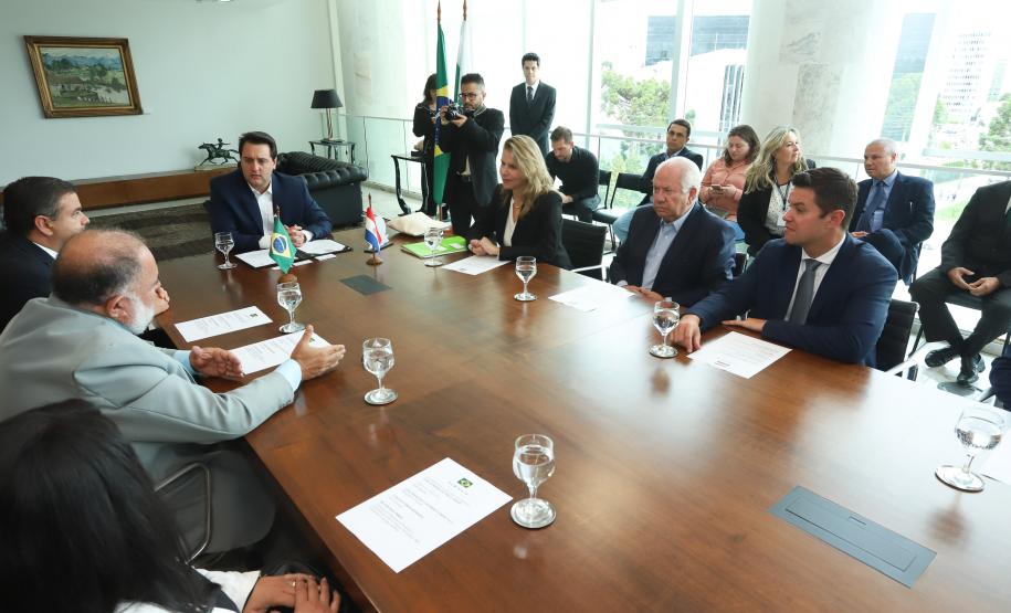 Governador Carlos Massa Ratinho Júnior recebe comitiva do Governo do Paraguai  -  Curitiba, 14/02/2019  -  Foto: Rodrigo Félix Leal/ANPr