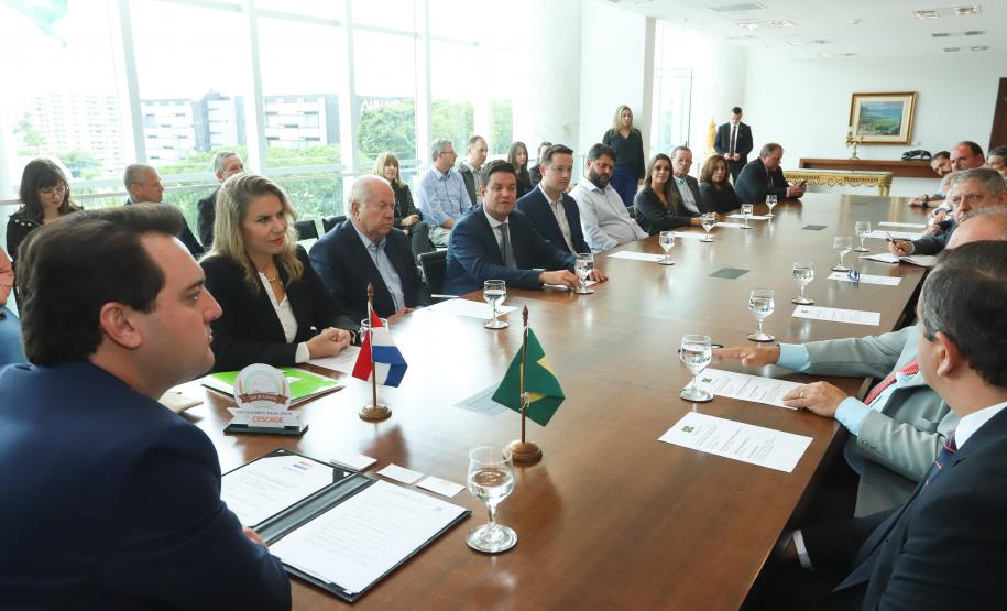 Governador Carlos Massa Ratinho Júnior recebe comitiva do Governo do Paraguai  -  Curitiba, 14/02/2019  -  Foto: Rodrigo Félix Leal/ANPr