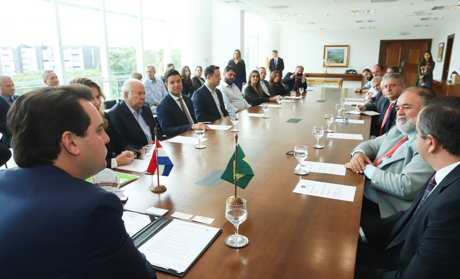 Governador Carlos Massa Ratinho Júnior recebe comitiva do Governo do Paraguai  -  Curitiba, 14/02/2019  -  Foto: Rodrigo Félix Leal/ANPr
