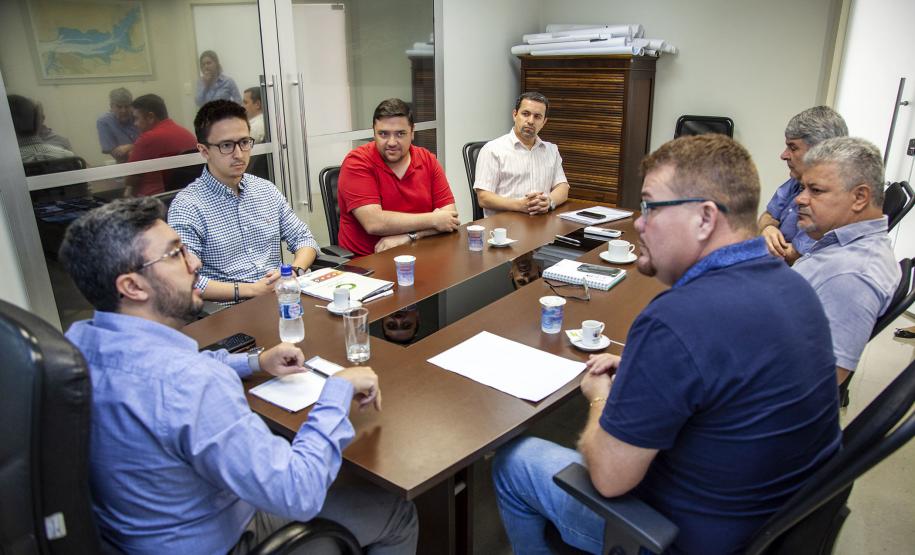 A relação do Porto de Paranaguá com a cidade foi tema de uma reunião entre o diretor dos Portos do Paraná, Luiz Fernando Garcia, e o prefeito Marcelo Roque, nesta sexta-feira (15). O encontro faz parte dos esforços da nova gestão em contribuir com o desenvolvimento do município e aproximar a comunidade da atividade portuária. Foto:Claudio Neves/APPA