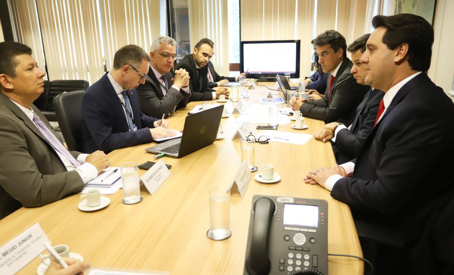 O governador Carlos Massa Ratinho Junior e o secretário de Infraestrutura e Logística, Sandro Alex, levaram nesta quarta-feira (20) ao Secretário Nacional de Transportes Terrestres, Jamil Megid Junior, a proposta de inclusão das rodovias PR-092 (Norte Pioneiro), PR-323 (Noroeste), PR-280 (Sudoeste), além da ligação entre Campo Mourão e Guarapuava, no pacote de concessões do governo federal. A reunião do grupo de trabalho aconteceu em Brasília. Foto: Rodrigo Felix Leal/ANPr