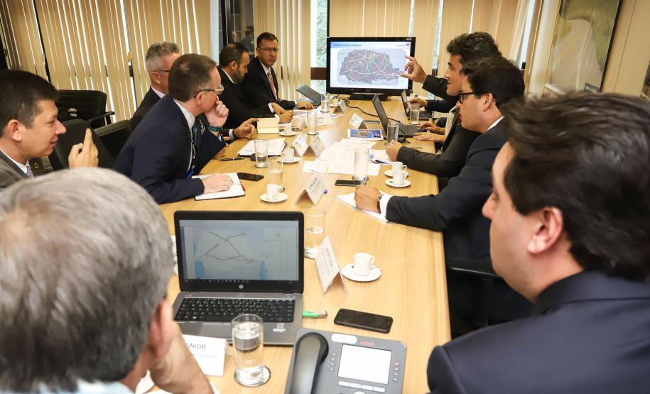 O governador Carlos Massa Ratinho Junior e o secretário de Infraestrutura e Logística, Sandro Alex, levaram nesta quarta-feira (20) ao Secretário Nacional de Transportes Terrestres, Jamil Megid Junior, a proposta de inclusão das rodovias PR-092 (Norte Pioneiro), PR-323 (Noroeste), PR-280 (Sudoeste), além da ligação entre Campo Mourão e Guarapuava, no pacote de concessões do governo federal. A reunião do grupo de trabalho aconteceu em Brasília. Foto: Rodrigo Felix Leal/ANPr