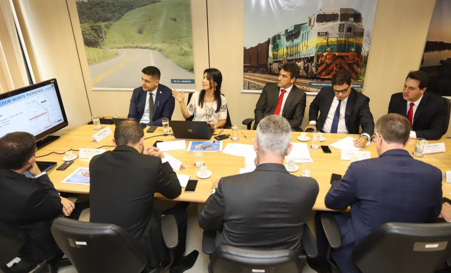 O governador Carlos Massa Ratinho Junior e o secretário de Infraestrutura e Logística, Sandro Alex, levaram nesta quarta-feira (20) ao Secretário Nacional de Transportes Terrestres, Jamil Megid Junior, a proposta de inclusão das rodovias PR-092 (Norte Pioneiro), PR-323 (Noroeste), PR-280 (Sudoeste), além da ligação entre Campo Mourão e Guarapuava, no pacote de concessões do governo federal. A reunião do grupo de trabalho aconteceu em Brasília. Foto: Rodrigo Felix Leal/ANPr