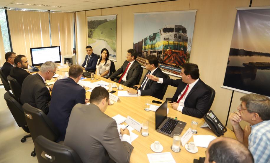 O governador Carlos Massa Ratinho Junior e o secretário de Infraestrutura e Logística, Sandro Alex, levaram nesta quarta-feira (20) ao Secretário Nacional de Transportes Terrestres, Jamil Megid Junior, a proposta de inclusão das rodovias PR-092 (Norte Pioneiro), PR-323 (Noroeste), PR-280 (Sudoeste), além da ligação entre Campo Mourão e Guarapuava, no pacote de concessões do governo federal. A reunião do grupo de trabalho aconteceu em Brasília. Foto: Rodrigo Felix Leal/ANPr