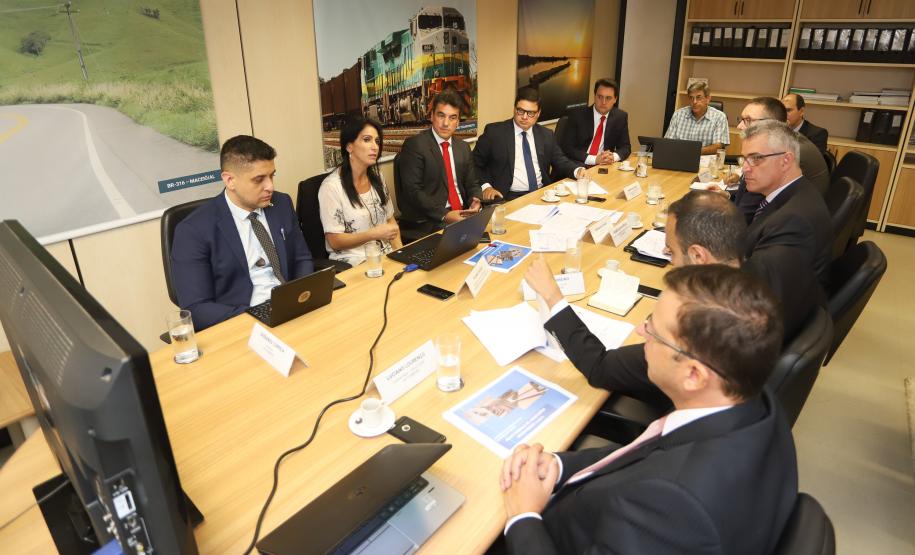 O governador Carlos Massa Ratinho Junior e o secretário de Infraestrutura e Logística, Sandro Alex, levaram nesta quarta-feira (20) ao Secretário Nacional de Transportes Terrestres, Jamil Megid Junior, a proposta de inclusão das rodovias PR-092 (Norte Pioneiro), PR-323 (Noroeste), PR-280 (Sudoeste), além da ligação entre Campo Mourão e Guarapuava, no pacote de concessões do governo federal. A reunião do grupo de trabalho aconteceu em Brasília. Foto: Rodrigo Felix Leal/ANPr