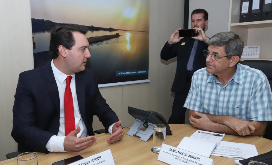 O governador Carlos Massa Ratinho Junior e o secretário de Infraestrutura e Logística, Sandro Alex, levaram nesta quarta-feira (20) ao Secretário Nacional de Transportes Terrestres, Jamil Megid Junior, a proposta de inclusão das rodovias PR-092 (Norte Pioneiro), PR-323 (Noroeste), PR-280 (Sudoeste), além da ligação entre Campo Mourão e Guarapuava, no pacote de concessões do governo federal. A reunião do grupo de trabalho aconteceu em Brasília. Foto: Rodrigo Felix Leal/ANPr