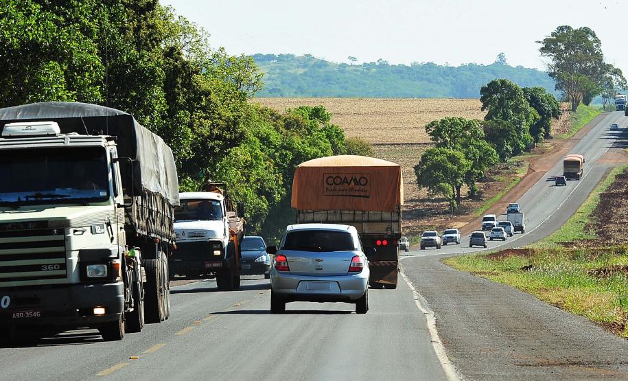 O pacote de concessões que o governo federal planeja licitar em 2020 deve abranger 3,5 mil quilômetros de rodovias do Paraná. Além dos 2,5 mil km de extensão dos seis lotes atuais do Anel de Integração, cujos contratos expiram em 2021, o Governo do Paraná sugeriu ao Ministério da Infraestrutura que o leilão contemple mais 1 mil km de rodovias estaduais, além dos contornos de Cascavel, Londrina e Ponta Grossa.Foto: Ivan Bueno/Arquivo - SEIL