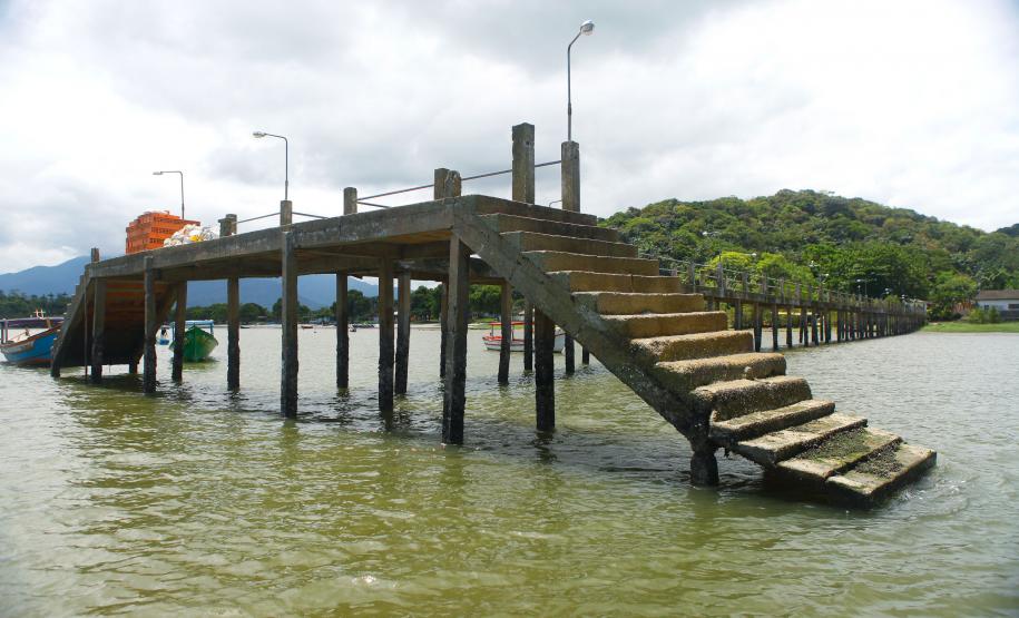 Serão iniciados na próxima semana os primeiros levantamentos e inspeções nas comunidades do Litoral paranaense que receberão trapiches para embarque e desembarque de passageiros e pescadores. Ao todo, serão 14 estruturas pagas pela Administração dos Portos do Paraná: nove serão reformadas e cinco novos trapiches construídos. Foto: André Kasczeszen