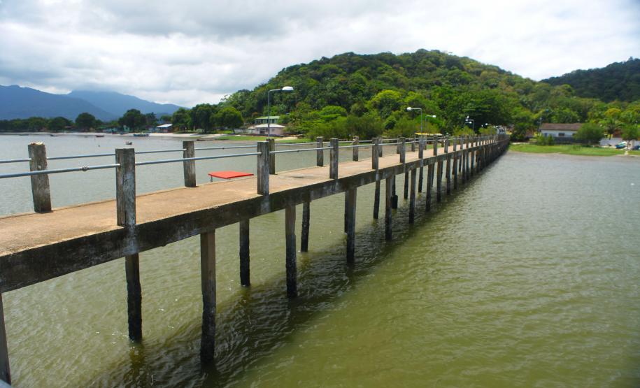 Serão iniciados na próxima semana os primeiros levantamentos e inspeções nas comunidades do Litoral paranaense que receberão trapiches para embarque e desembarque de passageiros e pescadores. Ao todo, serão 14 estruturas pagas pela Administração dos Portos do Paraná: nove serão reformadas e cinco novos trapiches construídos.Foto: André Kasczeszen