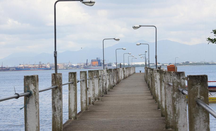 Serão iniciados na próxima semana os primeiros levantamentos e inspeções nas comunidades do Litoral paranaense que receberão trapiches para embarque e desembarque de passageiros e pescadores. Ao todo, serão 14 estruturas pagas pela Administração dos Portos do Paraná: nove serão reformadas e cinco novos trapiches construídos.Foto: André Kasczeszen