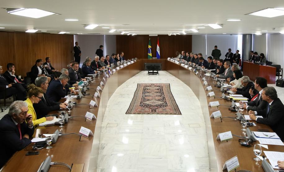 12/03/2019 Reunião ampliada com Presidente da República do Paraguai O governador Carlos Massa Ratinho Junior anunciou nesta terça-feira (12) que o Paraná vai fazer a gestão das obras de construção da segunda ponte entre Brasil e Paraguai, que será construída em Foz do Iguaçu. O anúncio foi feito após encontro com os presidentes Jair Bolsonaro e Mario Abdo Benítez, em Brasília.                                  Fotos: Marcos Corrêa/PR