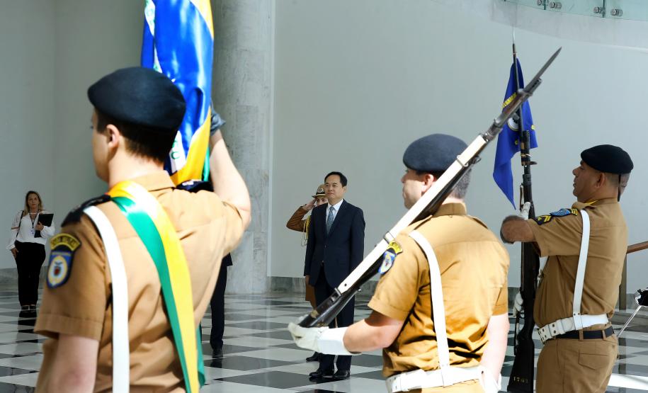 A China quer ser parceira do Paraná em obras de infraestrutura, com grande interesse no projeto do corredor bioceânico, que ligará os portos de Paranaguá, no Litoral do Estado, ao de Antofagasta, no Chile. O assunto foi tratado nesta quinta-feira (14) entre o governador Carlos Massa Ratinho Junior e o embaixador da República Popular da China, Yang Wanming, no Palácio Iguaçu.  -  . Curitiba,14/03/2019 Foto:Jaelson Lucas/ANPr