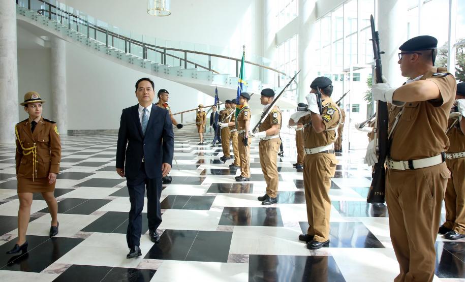 A China quer ser parceira do Paraná em obras de infraestrutura, com grande interesse no projeto do corredor bioceânico, que ligará os portos de Paranaguá, no Litoral do Estado, ao de Antofagasta, no Chile. O assunto foi tratado nesta quinta-feira (14) entre o governador Carlos Massa Ratinho Junior e o embaixador da República Popular da China, Yang Wanming, no Palácio Iguaçu.  -  . Curitiba,14/03/2019 Foto:Jaelson Lucas/ANPr