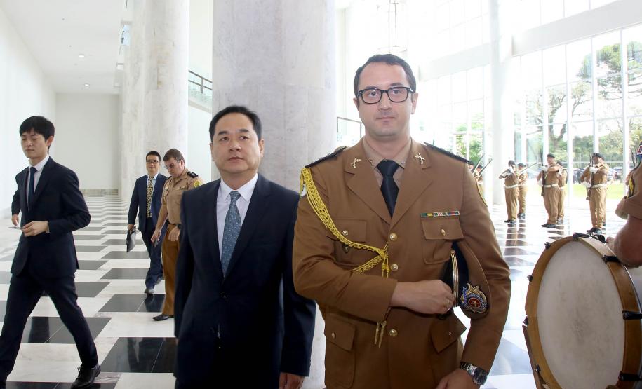 A China quer ser parceira do Paraná em obras de infraestrutura, com grande interesse no projeto do corredor bioceânico, que ligará os portos de Paranaguá, no Litoral do Estado, ao de Antofagasta, no Chile. O assunto foi tratado nesta quinta-feira (14) entre o governador Carlos Massa Ratinho Junior e o embaixador da República Popular da China, Yang Wanming, no Palácio Iguaçu.  -  . Curitiba,14/03/2019 Foto:Jaelson Lucas/ANPr