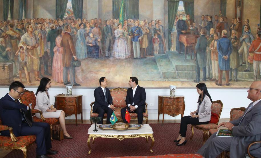 A China quer ser parceira do Paraná em obras de infraestrutura, com grande interesse no projeto do corredor bioceânico, que ligará os portos de Paranaguá, no Litoral do Estado, ao de Antofagasta, no Chile. O assunto foi tratado nesta quinta-feira (14) entre o governador Carlos Massa Ratinho Junior e o embaixador da República Popular da China, Yang Wanming, no Palácio Iguaçu.  -  . Curitiba,14/03/2019 Foto:Jaelson Lucas/ANPr
