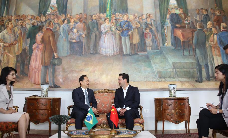 A China quer ser parceira do Paraná em obras de infraestrutura, com grande interesse no projeto do corredor bioceânico, que ligará os portos de Paranaguá, no Litoral do Estado, ao de Antofagasta, no Chile. O assunto foi tratado nesta quinta-feira (14) entre o governador Carlos Massa Ratinho Junior e o embaixador da República Popular da China, Yang Wanming, no Palácio Iguaçu.  -  . Curitiba,14/03/2019 Foto:Jaelson Lucas/ANPr