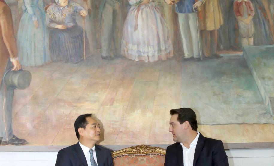 A China quer ser parceira do Paraná em obras de infraestrutura, com grande interesse no projeto do corredor bioceânico, que ligará os portos de Paranaguá, no Litoral do Estado, ao de Antofagasta, no Chile. O assunto foi tratado nesta quinta-feira (14) entre o governador Carlos Massa Ratinho Junior e o embaixador da República Popular da China, Yang Wanming, no Palácio Iguaçu.  -  . Curitiba,14/03/2019 Foto:Jaelson Lucas/ANPr