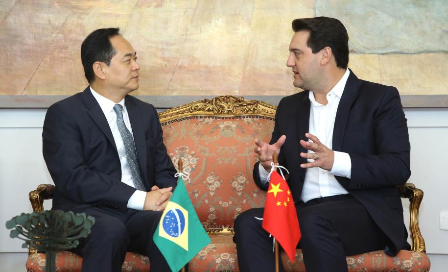 A China quer ser parceira do Paraná em obras de infraestrutura, com grande interesse no projeto do corredor bioceânico, que ligará os portos de Paranaguá, no Litoral do Estado, ao de Antofagasta, no Chile. O assunto foi tratado nesta quinta-feira (14) entre o governador Carlos Massa Ratinho Junior e o embaixador da República Popular da China, Yang Wanming, no Palácio Iguaçu.  -  . Curitiba,14/03/2019 Foto:Jaelson Lucas/ANPr