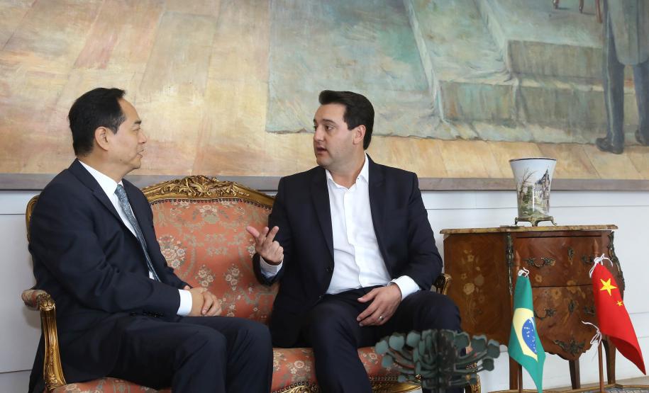 A China quer ser parceira do Paraná em obras de infraestrutura, com grande interesse no projeto do corredor bioceânico, que ligará os portos de Paranaguá, no Litoral do Estado, ao de Antofagasta, no Chile. O assunto foi tratado nesta quinta-feira (14) entre o governador Carlos Massa Ratinho Junior e o embaixador da República Popular da China, Yang Wanming, no Palácio Iguaçu.  -  . Curitiba,14/03/2019 Foto:Jaelson Lucas/ANPr
