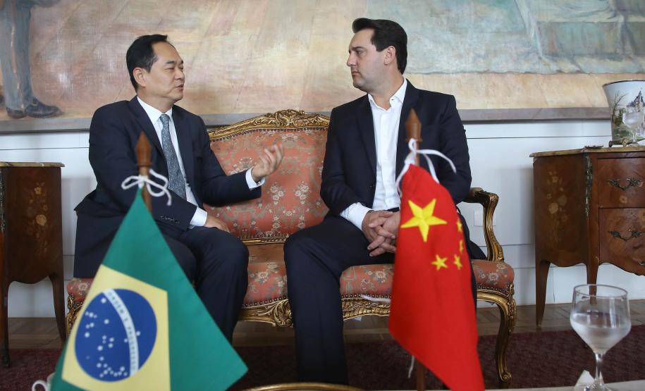 A China quer ser parceira do Paraná em obras de infraestrutura, com grande interesse no projeto do corredor bioceânico, que ligará os portos de Paranaguá, no Litoral do Estado, ao de Antofagasta, no Chile. O assunto foi tratado nesta quinta-feira (14) entre o governador Carlos Massa Ratinho Junior e o embaixador da República Popular da China, Yang Wanming, no Palácio Iguaçu.  -  . Curitiba,14/03/2019 Foto:Jaelson Lucas/ANPr