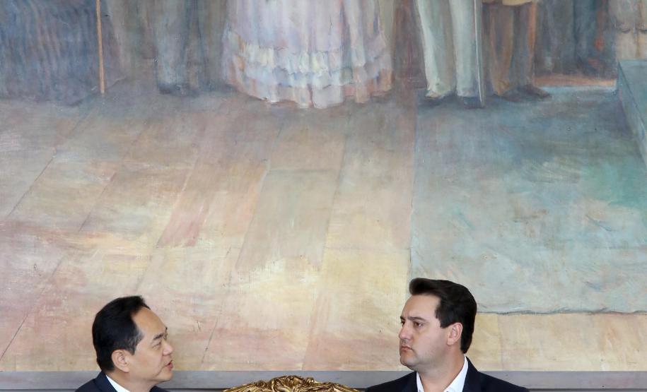 A China quer ser parceira do Paraná em obras de infraestrutura, com grande interesse no projeto do corredor bioceânico, que ligará os portos de Paranaguá, no Litoral do Estado, ao de Antofagasta, no Chile. O assunto foi tratado nesta quinta-feira (14) entre o governador Carlos Massa Ratinho Junior e o embaixador da República Popular da China, Yang Wanming, no Palácio Iguaçu.  -  . Curitiba,14/03/2019 Foto:Jaelson Lucas/ANPr