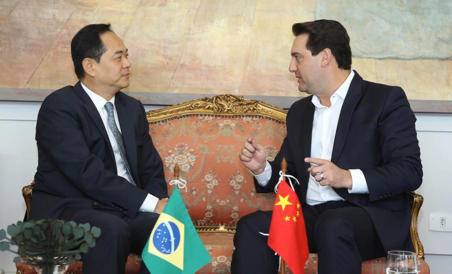 A China quer ser parceira do Paraná em obras de infraestrutura, com grande interesse no projeto do corredor bioceânico, que ligará os portos de Paranaguá, no Litoral do Estado, ao de Antofagasta, no Chile. O assunto foi tratado nesta quinta-feira (14) entre o governador Carlos Massa Ratinho Junior e o embaixador da República Popular da China, Yang Wanming, no Palácio Iguaçu.  -  . Curitiba,14/03/2019 Foto:Jaelson Lucas/ANPr