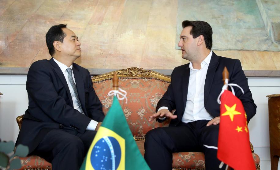 A China quer ser parceira do Paraná em obras de infraestrutura, com grande interesse no projeto do corredor bioceânico, que ligará os portos de Paranaguá, no Litoral do Estado, ao de Antofagasta, no Chile. O assunto foi tratado nesta quinta-feira (14) entre o governador Carlos Massa Ratinho Junior e o embaixador da República Popular da China, Yang Wanming, no Palácio Iguaçu.  -  . Curitiba,14/03/2019 Foto:Jaelson Lucas/ANPr
