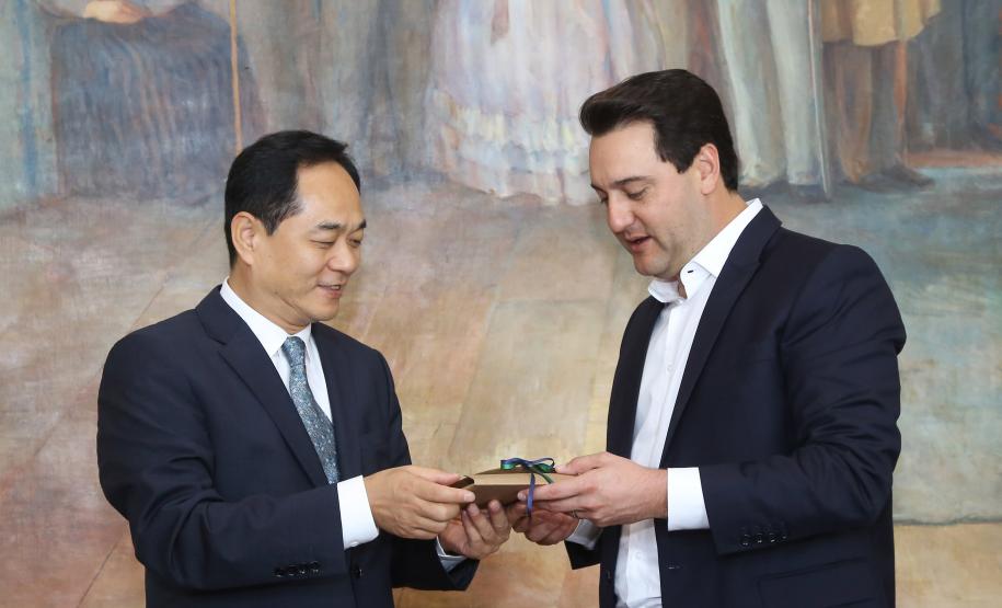 A China quer ser parceira do Paraná em obras de infraestrutura, com grande interesse no projeto do corredor bioceânico, que ligará os portos de Paranaguá, no Litoral do Estado, ao de Antofagasta, no Chile. O assunto foi tratado nesta quinta-feira (14) entre o governador Carlos Massa Ratinho Junior e o embaixador da República Popular da China, Yang Wanming, no Palácio Iguaçu.  -  . Curitiba,14/03/2019 Foto:Jaelson Lucas/ANPr