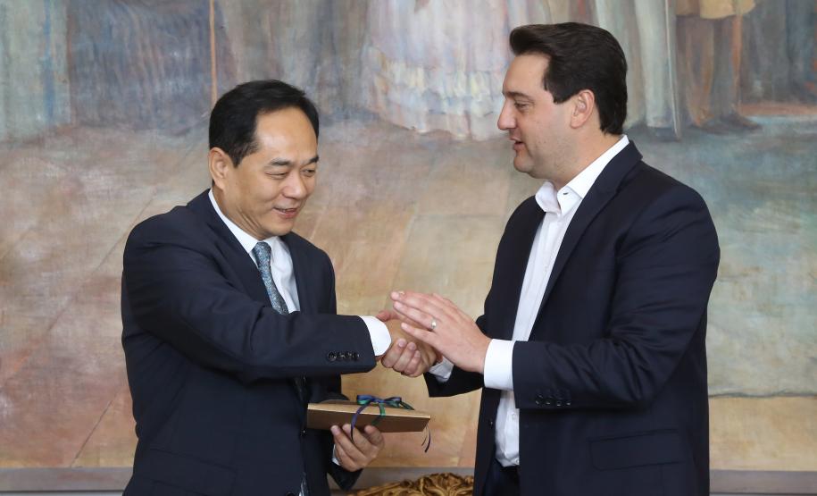 A China quer ser parceira do Paraná em obras de infraestrutura, com grande interesse no projeto do corredor bioceânico, que ligará os portos de Paranaguá, no Litoral do Estado, ao de Antofagasta, no Chile. O assunto foi tratado nesta quinta-feira (14) entre o governador Carlos Massa Ratinho Junior e o embaixador da República Popular da China, Yang Wanming, no Palácio Iguaçu.  -  . Curitiba,14/03/2019 Foto:Jaelson Lucas/ANPr