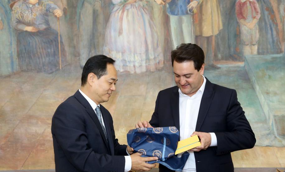 A China quer ser parceira do Paraná em obras de infraestrutura, com grande interesse no projeto do corredor bioceânico, que ligará os portos de Paranaguá, no Litoral do Estado, ao de Antofagasta, no Chile. O assunto foi tratado nesta quinta-feira (14) entre o governador Carlos Massa Ratinho Junior e o embaixador da República Popular da China, Yang Wanming, no Palácio Iguaçu.  -  . Curitiba,14/03/2019 Foto:Jaelson Lucas/ANPr