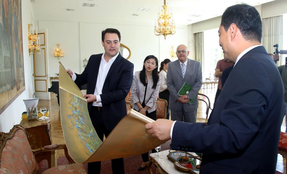 A China quer ser parceira do Paraná em obras de infraestrutura, com grande interesse no projeto do corredor bioceânico, que ligará os portos de Paranaguá, no Litoral do Estado, ao de Antofagasta, no Chile. O assunto foi tratado nesta quinta-feira (14) entre o governador Carlos Massa Ratinho Junior e o embaixador da República Popular da China, Yang Wanming, no Palácio Iguaçu.  -  . Curitiba,14/03/2019 Foto:Jaelson Lucas/ANPr