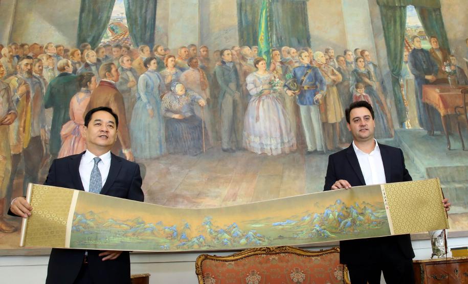 A China quer ser parceira do Paraná em obras de infraestrutura, com grande interesse no projeto do corredor bioceânico, que ligará os portos de Paranaguá, no Litoral do Estado, ao de Antofagasta, no Chile. O assunto foi tratado nesta quinta-feira (14) entre o governador Carlos Massa Ratinho Junior e o embaixador da República Popular da China, Yang Wanming, no Palácio Iguaçu.  -  . Curitiba,14/03/2019 Foto:Jaelson Lucas/ANPr