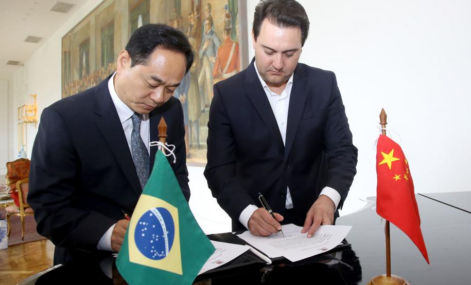 A China quer ser parceira do Paraná em obras de infraestrutura, com grande interesse no projeto do corredor bioceânico, que ligará os portos de Paranaguá, no Litoral do Estado, ao de Antofagasta, no Chile. O assunto foi tratado nesta quinta-feira (14) entre o governador Carlos Massa Ratinho Junior e o embaixador da República Popular da China, Yang Wanming, no Palácio Iguaçu.  -  . Curitiba,14/03/2019 Foto:Jaelson Lucas/ANPr
