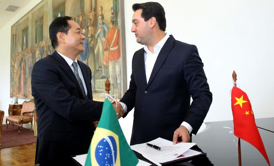 A China quer ser parceira do Paraná em obras de infraestrutura, com grande interesse no projeto do corredor bioceânico, que ligará os portos de Paranaguá, no Litoral do Estado, ao de Antofagasta, no Chile. O assunto foi tratado nesta quinta-feira (14) entre o governador Carlos Massa Ratinho Junior e o embaixador da República Popular da China, Yang Wanming, no Palácio Iguaçu.  -  . Curitiba,14/03/2019 Foto:Jaelson Lucas/ANPr