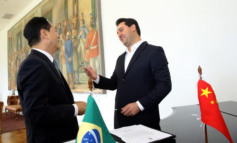 A China quer ser parceira do Paraná em obras de infraestrutura, com grande interesse no projeto do corredor bioceânico, que ligará os portos de Paranaguá, no Litoral do Estado, ao de Antofagasta, no Chile. O assunto foi tratado nesta quinta-feira (14) entre o governador Carlos Massa Ratinho Junior e o embaixador da República Popular da China, Yang Wanming, no Palácio Iguaçu.  -  . Curitiba,14/03/2019 Foto:Jaelson Lucas/ANPr