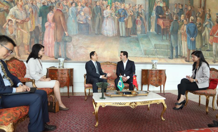 A China quer ser parceira do Paraná em obras de infraestrutura, com grande interesse no projeto do corredor bioceânico, que ligará os portos de Paranaguá, no Litoral do Estado, ao de Antofagasta, no Chile. O assunto foi tratado nesta quinta-feira (14) entre o governador Carlos Massa Ratinho Junior e o embaixador da República Popular da China, Yang Wanming, no Palácio Iguaçu. - . Curitiba,14/03/2019 Foto: Rodrigo Félix Leal/ANPr