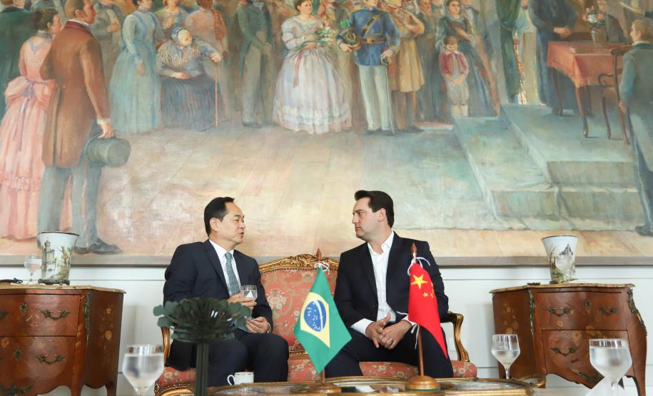 A China quer ser parceira do Paraná em obras de infraestrutura, com grande interesse no projeto do corredor bioceânico, que ligará os portos de Paranaguá, no Litoral do Estado, ao de Antofagasta, no Chile. O assunto foi tratado nesta quinta-feira (14) entre o governador Carlos Massa Ratinho Junior e o embaixador da República Popular da China, Yang Wanming, no Palácio Iguaçu. - . Curitiba,14/03/2019 Foto: Rodrigo Félix Leal/ANPr