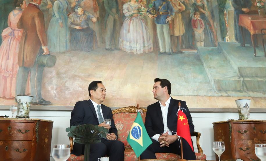 A China quer ser parceira do Paraná em obras de infraestrutura, com grande interesse no projeto do corredor bioceânico, que ligará os portos de Paranaguá, no Litoral do Estado, ao de Antofagasta, no Chile. O assunto foi tratado nesta quinta-feira (14) entre o governador Carlos Massa Ratinho Junior e o embaixador da República Popular da China, Yang Wanming, no Palácio Iguaçu. - . Curitiba,14/03/2019 Foto: Rodrigo Félix Leal/ANPr