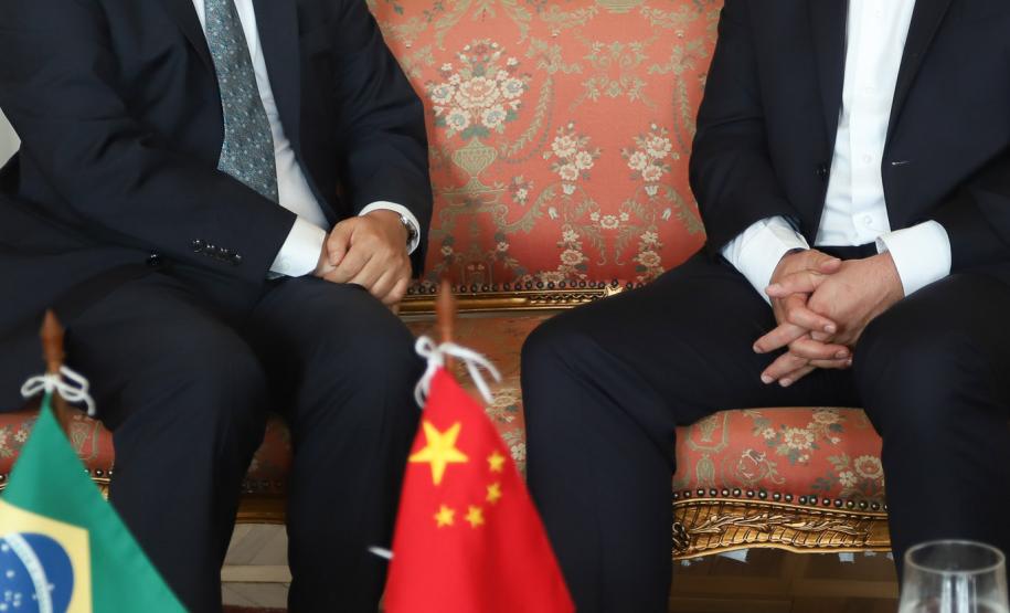 A China quer ser parceira do Paraná em obras de infraestrutura, com grande interesse no projeto do corredor bioceânico, que ligará os portos de Paranaguá, no Litoral do Estado, ao de Antofagasta, no Chile. O assunto foi tratado nesta quinta-feira (14) entre o governador Carlos Massa Ratinho Junior e o embaixador da República Popular da China, Yang Wanming, no Palácio Iguaçu. - . Curitiba,14/03/2019 Foto: Rodrigo Félix Leal/ANPr