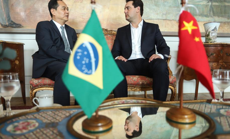 A China quer ser parceira do Paraná em obras de infraestrutura, com grande interesse no projeto do corredor bioceânico, que ligará os portos de Paranaguá, no Litoral do Estado, ao de Antofagasta, no Chile. O assunto foi tratado nesta quinta-feira (14) entre o governador Carlos Massa Ratinho Junior e o embaixador da República Popular da China, Yang Wanming, no Palácio Iguaçu. - . Curitiba,14/03/2019 Foto: Rodrigo Félix Leal/ANPr