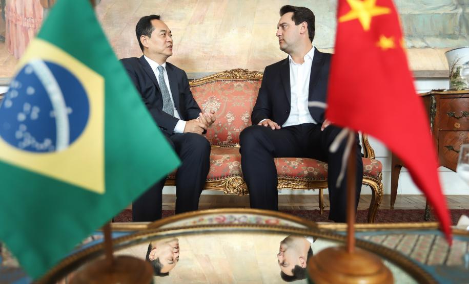 A China quer ser parceira do Paraná em obras de infraestrutura, com grande interesse no projeto do corredor bioceânico, que ligará os portos de Paranaguá, no Litoral do Estado, ao de Antofagasta, no Chile. O assunto foi tratado nesta quinta-feira (14) entre o governador Carlos Massa Ratinho Junior e o embaixador da República Popular da China, Yang Wanming, no Palácio Iguaçu. - . Curitiba,14/03/2019 Foto: Rodrigo Félix Leal/ANPr