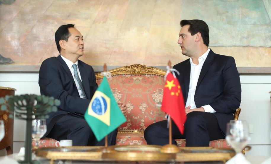 A China quer ser parceira do Paraná em obras de infraestrutura, com grande interesse no projeto do corredor bioceânico, que ligará os portos de Paranaguá, no Litoral do Estado, ao de Antofagasta, no Chile. O assunto foi tratado nesta quinta-feira (14) entre o governador Carlos Massa Ratinho Junior e o embaixador da República Popular da China, Yang Wanming, no Palácio Iguaçu. - . Curitiba,14/03/2019 Foto: Rodrigo Félix Leal/ANPr