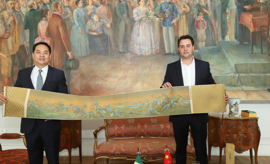 A China quer ser parceira do Paraná em obras de infraestrutura, com grande interesse no projeto do corredor bioceânico, que ligará os portos de Paranaguá, no Litoral do Estado, ao de Antofagasta, no Chile. O assunto foi tratado nesta quinta-feira (14) entre o governador Carlos Massa Ratinho Junior e o embaixador da República Popular da China, Yang Wanming, no Palácio Iguaçu. - . Curitiba,14/03/2019 Foto: Rodrigo Félix Leal/ANPr
