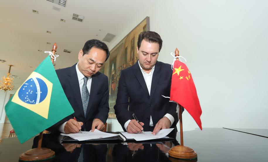 A China quer ser parceira do Paraná em obras de infraestrutura, com grande interesse no projeto do corredor bioceânico, que ligará os portos de Paranaguá, no Litoral do Estado, ao de Antofagasta, no Chile. O assunto foi tratado nesta quinta-feira (14) entre o governador Carlos Massa Ratinho Junior e o embaixador da República Popular da China, Yang Wanming, no Palácio Iguaçu. - . Curitiba,14/03/2019 Foto: Rodrigo Félix Leal/ANPr