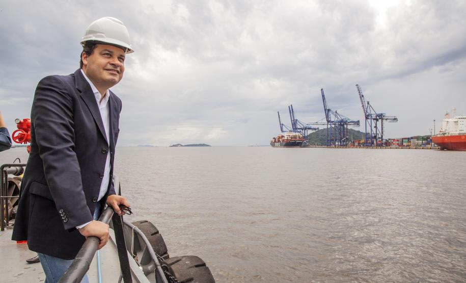O Porto de Paranaguá comemora seu 84º aniversário no próximo domingo (17), mantendo o desempenho que o coloca entre os portos mais importantes da América Latina e o segundo maior porto do Brasil. Na foto, deputado Sandro Alex, secretário de Infraestrutura e Logística.  -  Paranaguá, 15/03/2019  -  Foto:  Claudio Neves/APPA