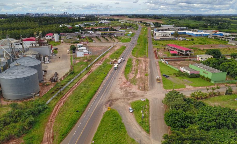 Em visita à 45ª edição da Expo Umuarama na noite desta sexta-feira (15), o governador Carlos Massa Ratinho Junior anunciou um pacote de R$ 54,7 milhões em investimentos na PR-323. Foram assinadas três licitações de obras e projetos de duplicação e ampliação da capacidade de tráfego da rodovia, que é um importante corredor da malha estadual e proporciona ligação com países do Mercosul. PR - 323  -  Umuarama, 15/03/2019  -  foto: José Fernando Ogura/ANPr