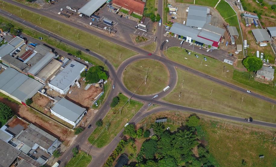 Em visita à 45ª edição da Expo Umuarama na noite desta sexta-feira (15), o governador Carlos Massa Ratinho Junior anunciou um pacote de R$ 54,7 milhões em investimentos na PR-323. Foram assinadas três licitações de obras e projetos de duplicação e ampliação da capacidade de tráfego da rodovia, que é um importante corredor da malha estadual e proporciona ligação com países do Mercosul. Trevo Gauchão  -  Umuarama, 15/03/2019  -  foto: José Fernando Ogura/ANPr
